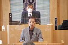 答弁する北堀市長